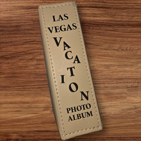 Las Vegas Themed Tan‎ Wallet - Picture 2 of 3